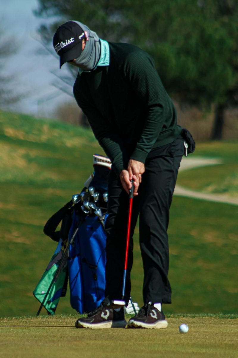 Junior Kai Warner Putts the Ball