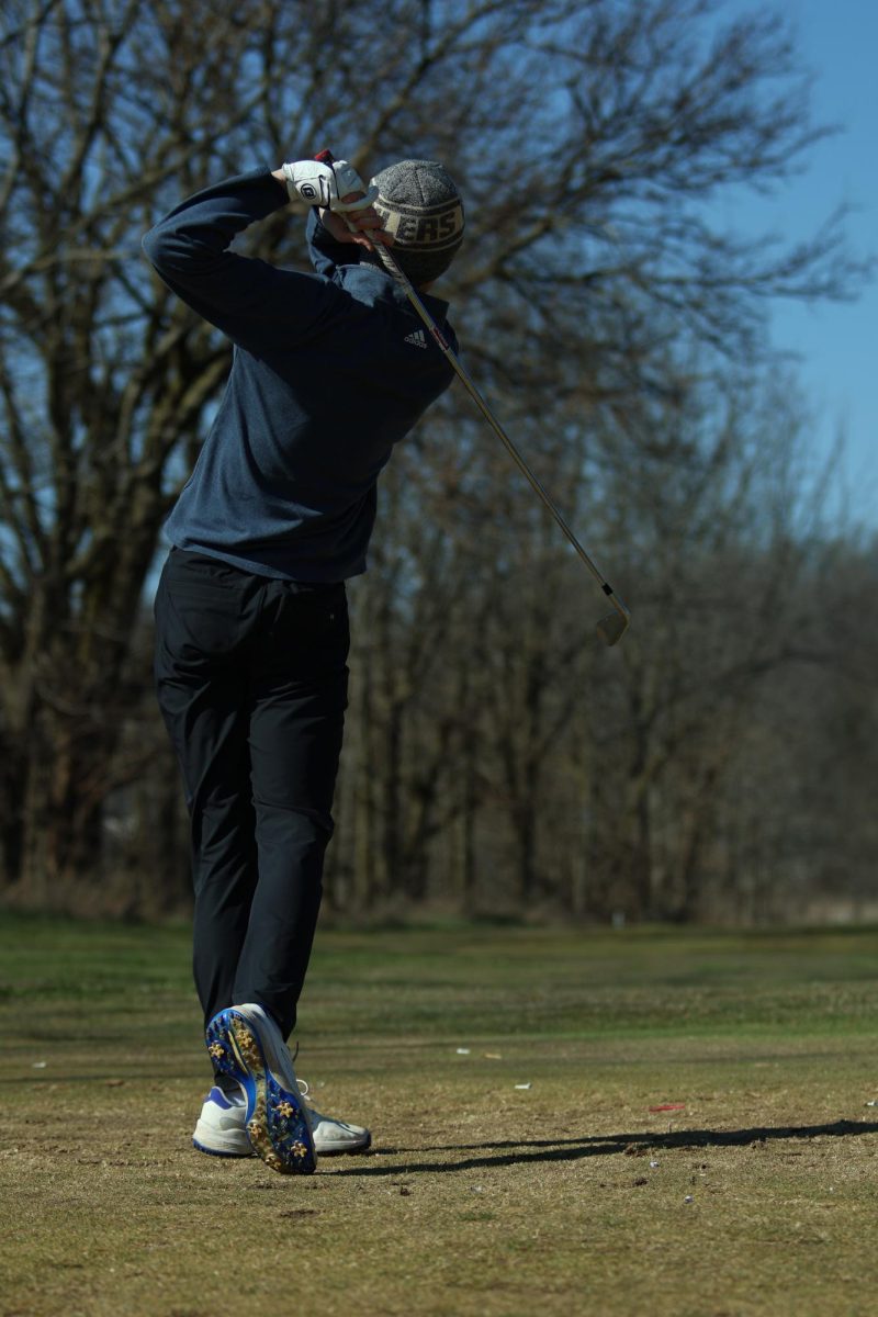 Sophomore Ryne Hilgendorf Tees off on the 4th hole