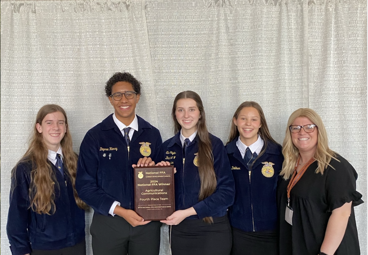 Liam Kenyon, Dupree Henry, Ellie Taylor,
Elizabeth Dekker and Caroline Mills hold
their fourth place plaque at the National FFA
Convention and Exposition.